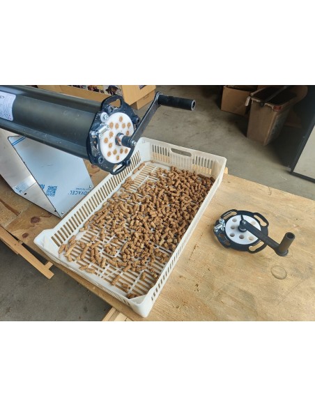 Manual pellet cutting